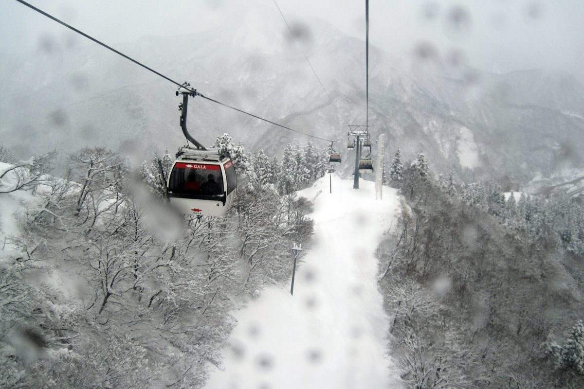 從 GALA 湯澤的纜車上看到的車廂與下方積雪的森林