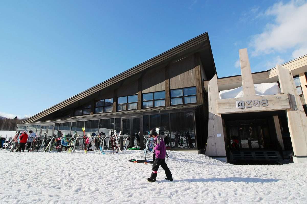 二世谷 HANAZONO 度假村的雪場大樓與門口的滑雪客