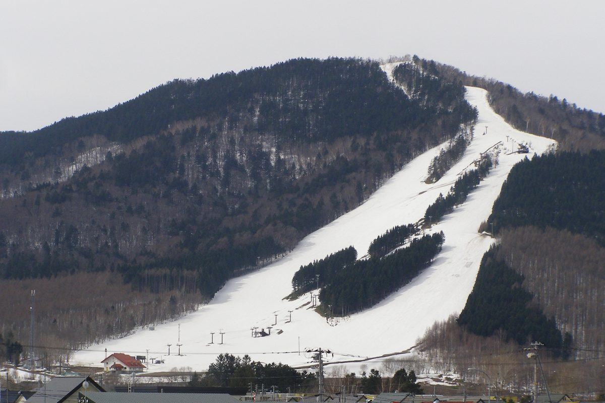 南富良野滑雪場的雪道從山頂一路延伸到山腳